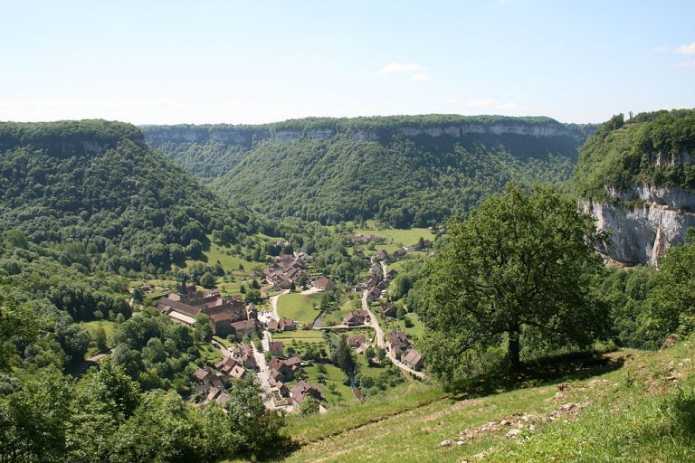 Paysage et village de Baume-les-Messieurs